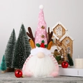 Detalle de gnomo navideño rosa con gorro de punto, campanas e iluminación festiva acogedora - Sombrero de Punto Brillante (Con Astas y Cascabeles) / Rosa