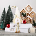 Detail eines weißen Plüsch-Weihnachtswichtels mit goldenem Stern und Perlenbart-Dekor - Nordischer Leuchtender Zwerg Damenmodell