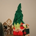 Dettaglio di uno gnomo di Natale con una stella luminosa sul cappello a forma di albero - Stile Cappello Albero Verde (0198)