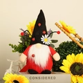 Gnomo di peluche coccinella con cappello a margherita e sfondo di girasoli - Stile Maschile (Barba)