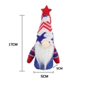Dettaglio dello gnomo di 17cm per l'Independence Day USA con stella rossa e maglia - Modello Uomo con Cappello a Punta Illuminato