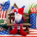 Detail einer gestrickten Unabhängigkeitstag-Zwergpuppe auf einer Holzbank mit Deko - Unabhängigkeitstag Langbeiniger Männlicher Gnom
