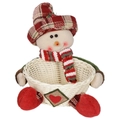 Detailansicht eines geflochtenen Weihnachtskorbs mit Plüsch-Schneemann und kariertem Hut - Schneemann