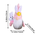 Gnome de Pâques rose avec oreilles de lapin tenant des fleurs et un petit lapin blanc - Lapin Gris tenant un petit lapin