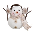 Dettaglio di un pupazzo di neve natalizio in peluche con paraorecchie e sciarpa di maglia - Pupazzo di neve con sciarpa a righe