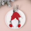 Porta cubiertos de gnomo navideño con gorro rojo de lunares y barba blanca sobre un plato - Estilo de Lunares