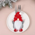 Detalle de un porta cubiertos de gnomo navideño con gorro rojo en un plato de cerámica - Estilo Corazón