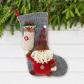 Gestrickter Weihnachtssocke mit 3D-Weihnachtsmann auf rustikalem weißem Holzhintergrund - Weihnachtsmann