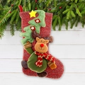 Rote gestrickte Weihnachtssocke mit Plüsch-Rentier und Stern-geschmücktem Weihnachtsbaum - Elch-Stil