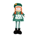Detail van St. Patrick's Day knuffelpop met groene baret en oranje gevlochten haar - Damesstijl