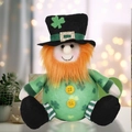 Detail van St. Patrick's Day pluche pop met klaveroutfit en oranje baard - Mannelijke Stijl (0331)