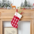 Chaussette de Noël en tricot rouge avec motifs de sapins blancs et petits pompons - Chaussette en Tricot Sapin de Noël