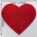 Detailansicht eines 11cm roten Herz-Filz-Platzsets mit lasergeschnittenem Muster - Klein / Rot