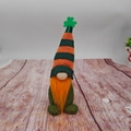 Detail eines St. Patrick's Day Gnoms mit grünem Filzkörper und gestreifter Mütze - Oranger Bart