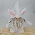 Paaskabouter pluche met konijnenoren en grijze baard op houten voet voor decoratie - Wit