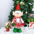 Detailansicht der weichen Weihnachts-Elfenfigur mit rot-kariertem Rock und festlicher Mütze - Grüner Fuß Stil