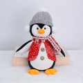 Dettaglio di peluche pinguino con cappello grigio gilet rosso a pois e bottoni in legno - Stile Luminoso con Cappello Rotondo Grigio