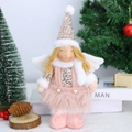 Detail einer Weihnachtsengel-Puppe mit rosa Paillettenkleid und weißen Plüschflügeln - Rosa Hut-Stil