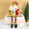 Papá Noel con gorro de punto y piernas de cuentas de madera sobre fondo de madera cálida - Santa Claus