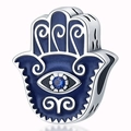 Detalle de mano de Hamsa con esmalte azul y ojo turco para joyería artesanal DIY - Mano de Fátima Ojo Turco Charm (PAC049)