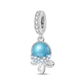Macro d'un charm méduse en argent avec pierres bleu ciel et zircons scintillants sertis - Méduse Bleue Lumineuse