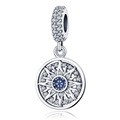 Detail van een zilveren schijfhanger met donkerblauwe kristal en pavé zonnestraal design - Zonnestraal Boze Oog Serie (PAC1005)