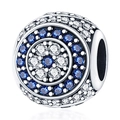 Macrodetail van de zilveren bedel met blauwe en witte kristallen voor armbanden - Ronde Concentrische Bedel (PAC1049)