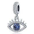 Macro-opname van Hamsa-bedel met blauwe steen en micro-pave gezette zirkonia's - Opengewerkte Boze Oog Hanger (PAC1051)