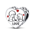 Macro-opname van zilveren hartbedel met jongen meisje motief, rode hartjes en LOVE-gravure - Hart LOVE Stijl (PAC816)