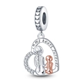 Primer plano de amuleto de corazón con diseño de madre e hija y grabado In My Heart Forever - Charm de Perfil de Espalda de Corazón Madre Hija (PAC404)