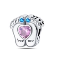 Detalle de dije de pies de bebé con circonita rosa y grabado de love me - Charm de Huella de Corazón (PAC962)