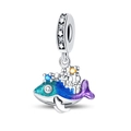 Détail d'une breloque château de baleine avec émail bleu-violet et zircons - Pendentif Château de rêve