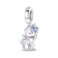Pendentif chat en argent détaillé avec oreilles en émail rose et pierre précieuse bleue - Pendentif Chat jouant avec un papillon