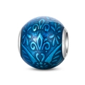 Nahaufnahme der blauen Emaille-Perle mit silbernem Fleur-de-lis-Muster für Armbänder - Blauer Schmetterling Vintage Muster Perle