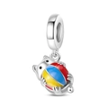 Détail du charm chat en argent 925 tenant une balle émaillée pour bracelets DIY - Pendentif Chat jouant avec une balle