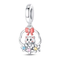 Détail d'un charme chat en argent S925 avec nœud en émail rose et zircons colorés - Pendentif Chat dans un panier de fleurs