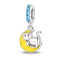 Gros plan détaillé du pendentif chat en argent sur lune jaune avec pierres bleues - Pendentif Lune et chat