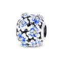 Detalle macro del dije de flor en esmalte azul con circonita brillante en cuenta de plata - Estilo Flor (W-PAC544)