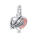 Détail macro du charm cœur en argent avec main de squelette et pierres rouges pour bracelets - Pendentif Cœur Tenu Nuit Noire (PAC1483)