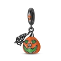 Macro-opname van Halloween-pompoenbedel met groene hartogen voor DIY-armbanden - Lichtgevende Pompoen Gezicht Hanger (PAC2000)