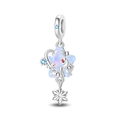 Detail eines versilberten Charms mit Rentier, Sternen und blauem Schneeflocken-Anhänger - Eisstern Schneefeld Charm (PAC2062)
