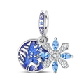 Detaillierter Anhänger mit Rentier-Silhouette, blauem Emaille und glitzernder Schneeflocke - Fliegender Schnee Charm (PAC2057)