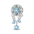 Detail eines silbernen Schneeflocken-Anhängers mit blauen Edelsteinen und Zirkonia - Eisenergie Charm (PAC2056)