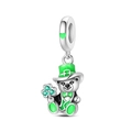 Detailansicht des Silberbären-Charms mit grünem Emaille-Hut und Glücksklee-Element - Grüner Bär Gentleman Anhänger (PAC2152)