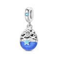 Makroansicht von Silberstern-Charm mit blauer Mattierung und hohlem geometrischem Netz - Galaxie Überraschungsei Anhänger (PAC2150)