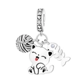 Detalle del colgante de gato plateado con esmalte blanco y detalles de circonita - Colgante de Gato Espina de Pescado Ovillo de Lana (OTC1082)