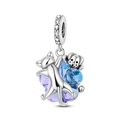 Abalorio de plata con gato y perro sosteniendo una flor púrpura para pulseras - Estilo Abrazo de Mascota (PAC2043)