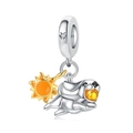 Detalle macro del dije perro de plata con sol dorado y circón para pulseras de DIY - Colgante de Cachorro del Sol Jugando a la Pelota (OTC1094)