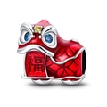 Macro-opname van Chinese leeuwendans bedel met rood emaille en blauwe edelstenen - Nieuwjaarsserie - Leeuwendans (PAC811)