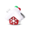 Makro-Detail des roten Emaille-Weihnachtshaus-Charms mit weißen Schneeflocken für DIY-Schmuck - Schneehaus (PAC772)